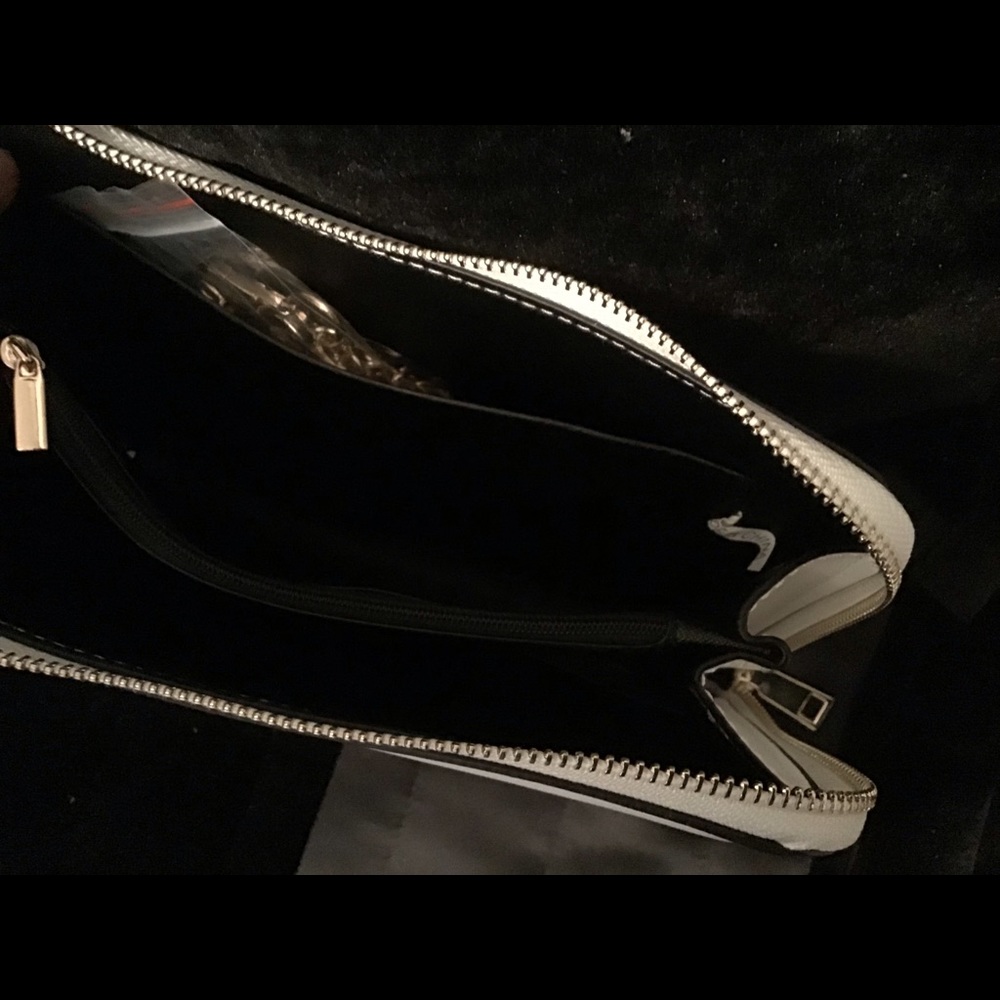 NOVELTY PURSE! 👛 - Picture 6 of 8